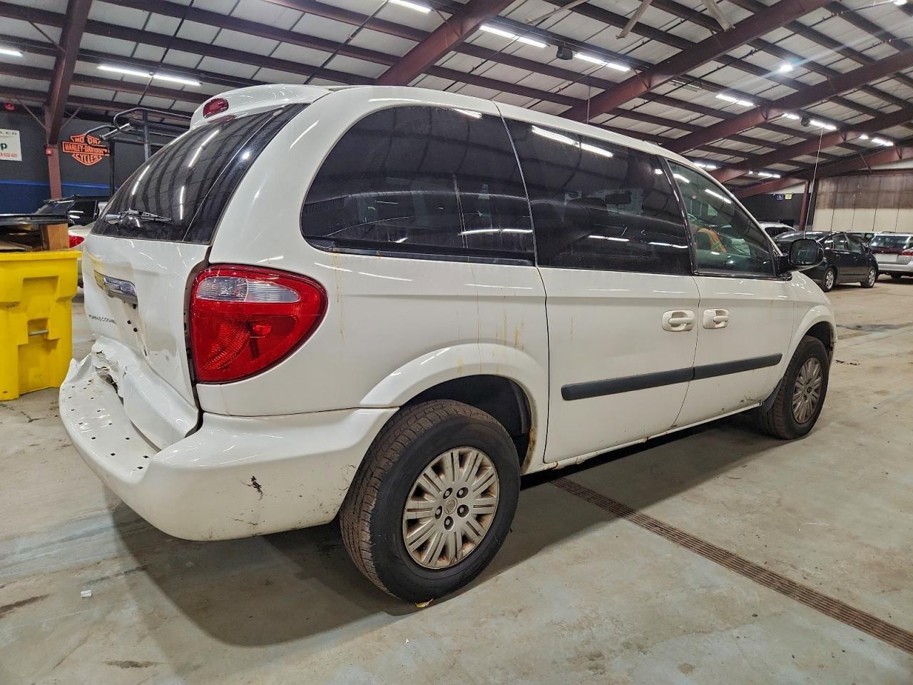 2005 Chrysler Town & Country - Image 3