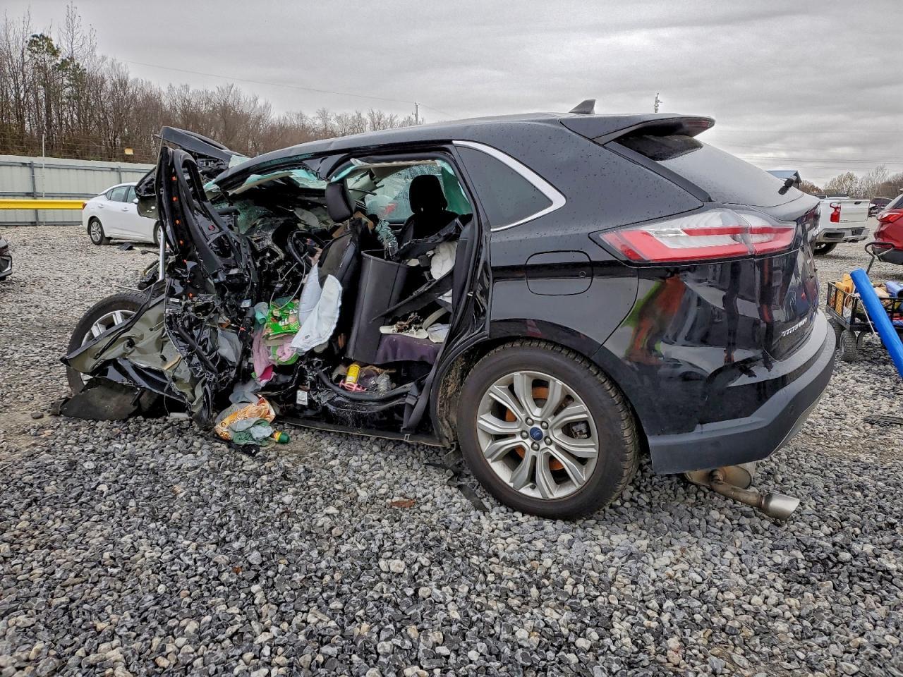 2022 Ford Edge Titanium - Image 2