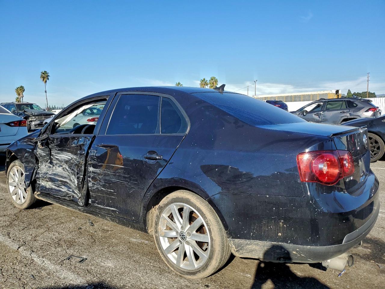 2010 Volkswagen Jetta Wolfsburg - Image 2