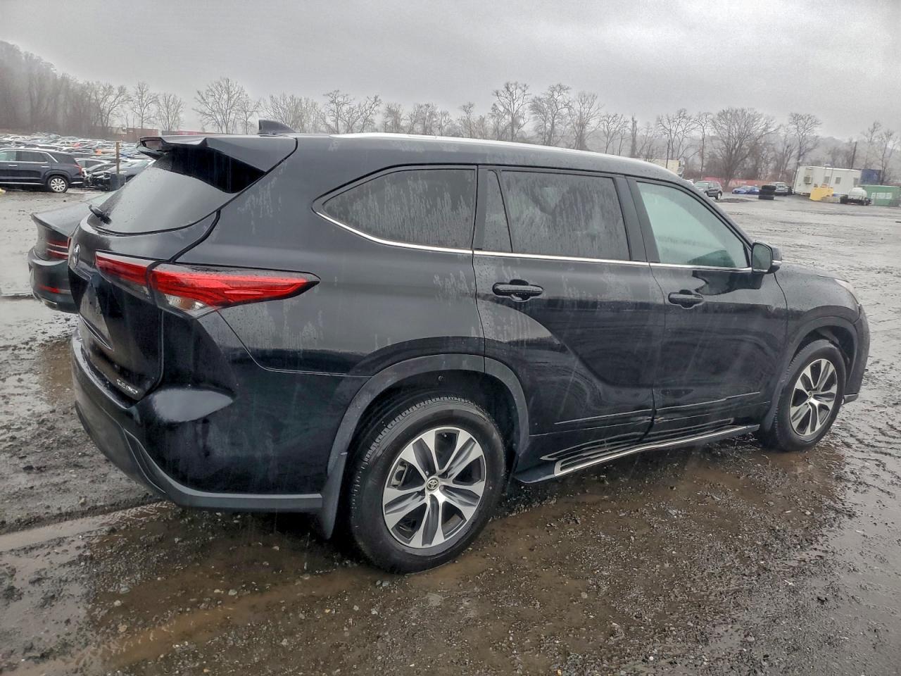 2023 Toyota Highlander L - Image 3