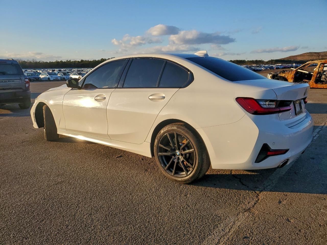 2021 BMW 330Xi - Фото 2