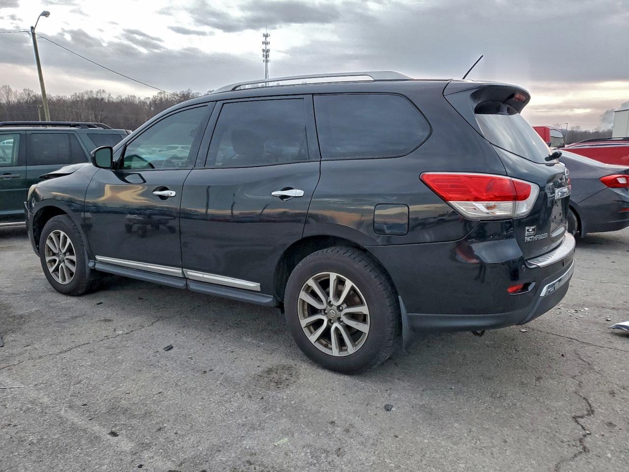 2015 Nissan Pathfinder S - Image 2