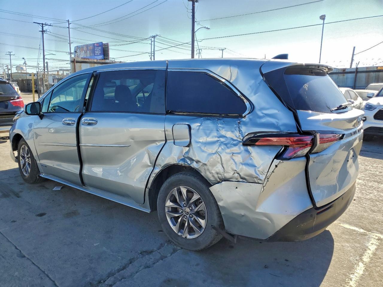 2021 Toyota Sienna Xle - Фото 2