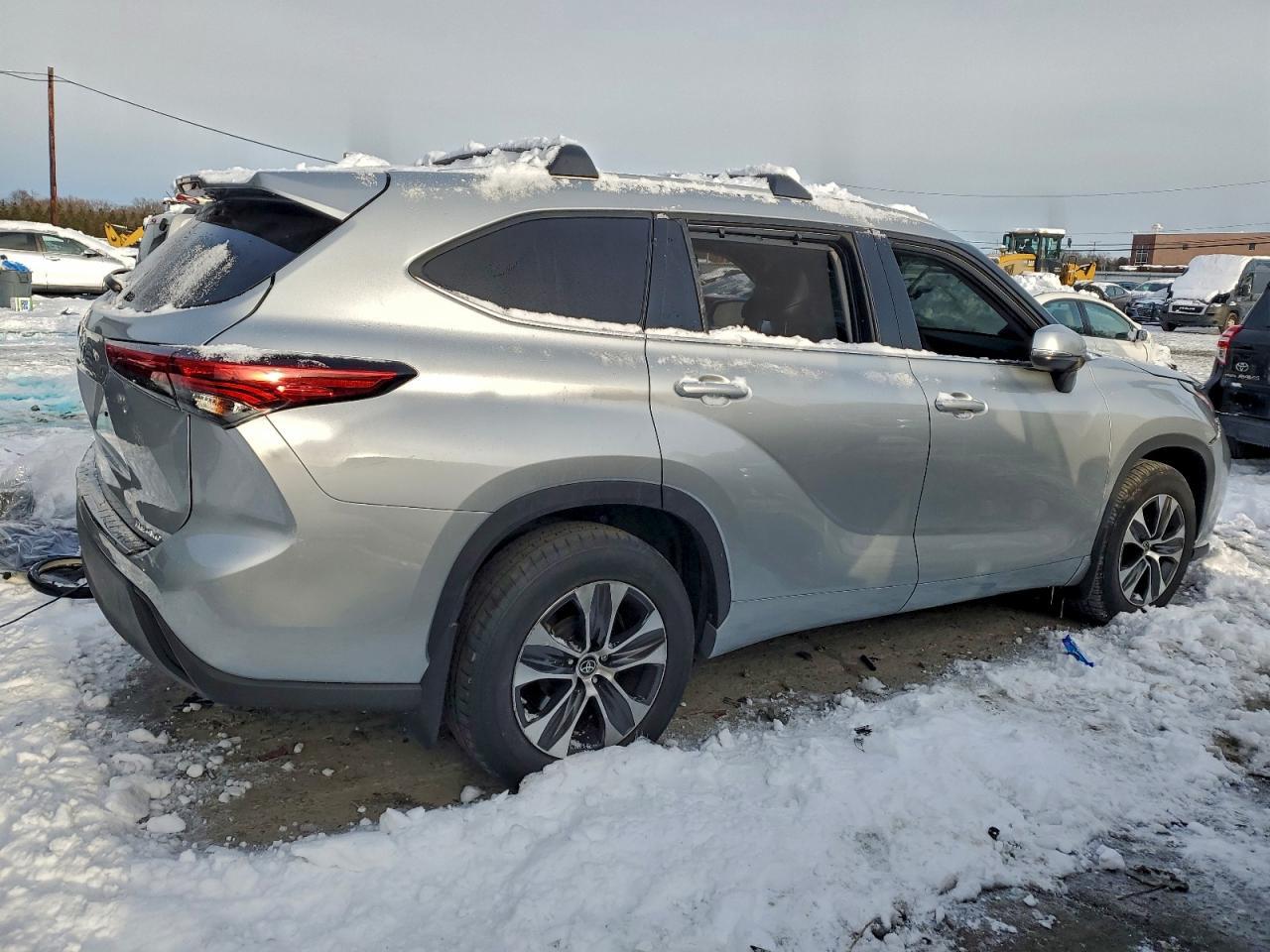 2022 Toyota Highlander Xle - Image 3