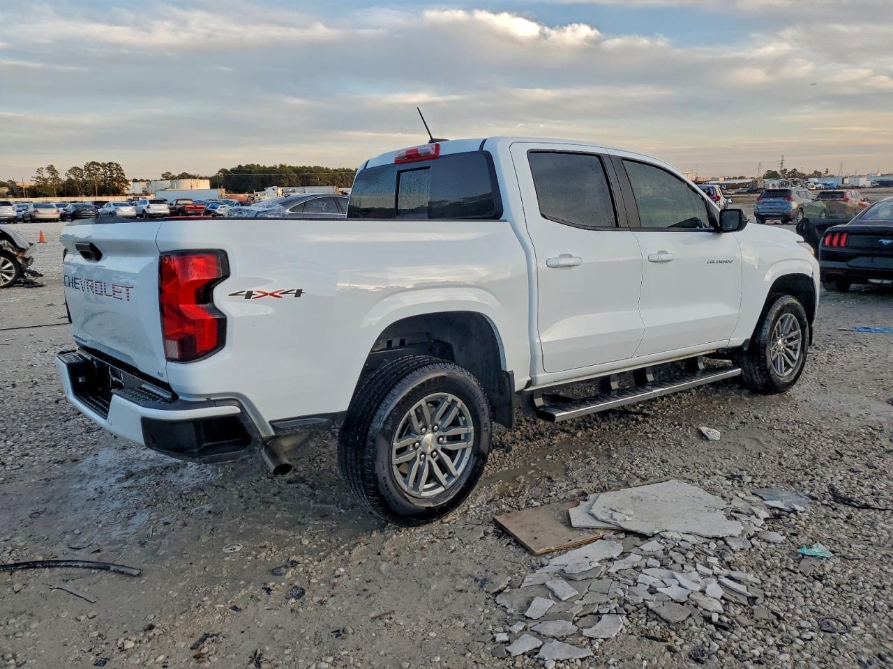 2024 Chevrolet Colorado Lt - Image 3