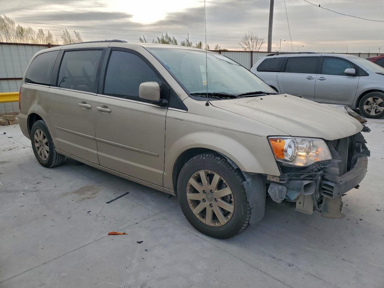 2016 Chrysler Town & Country Lx - Image 4