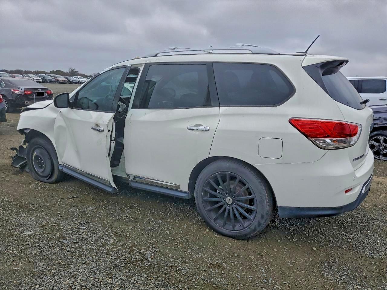 2013 Nissan Pathfinder S - Фото 2