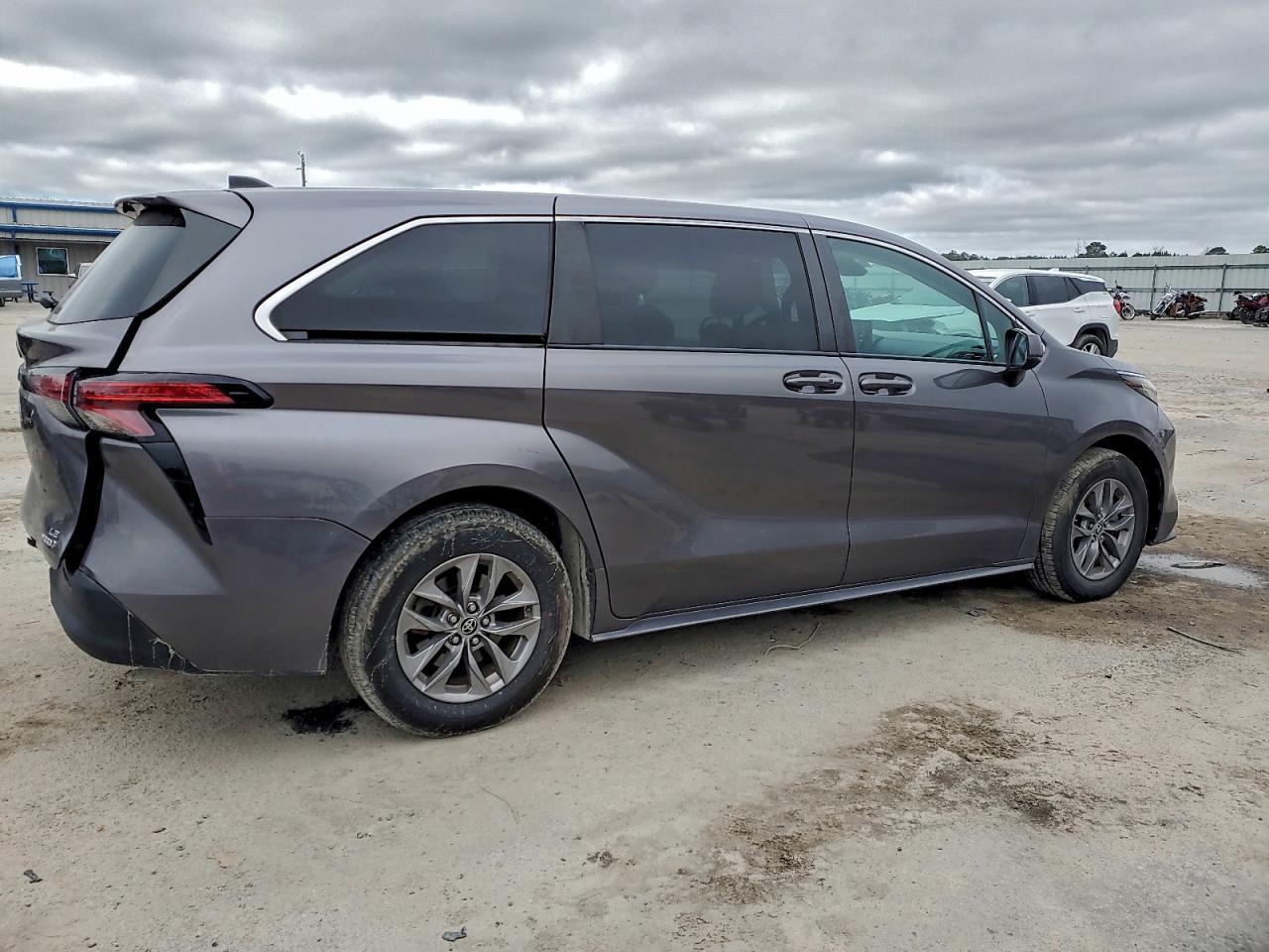 2022 Toyota Sienna Le - Фото 3