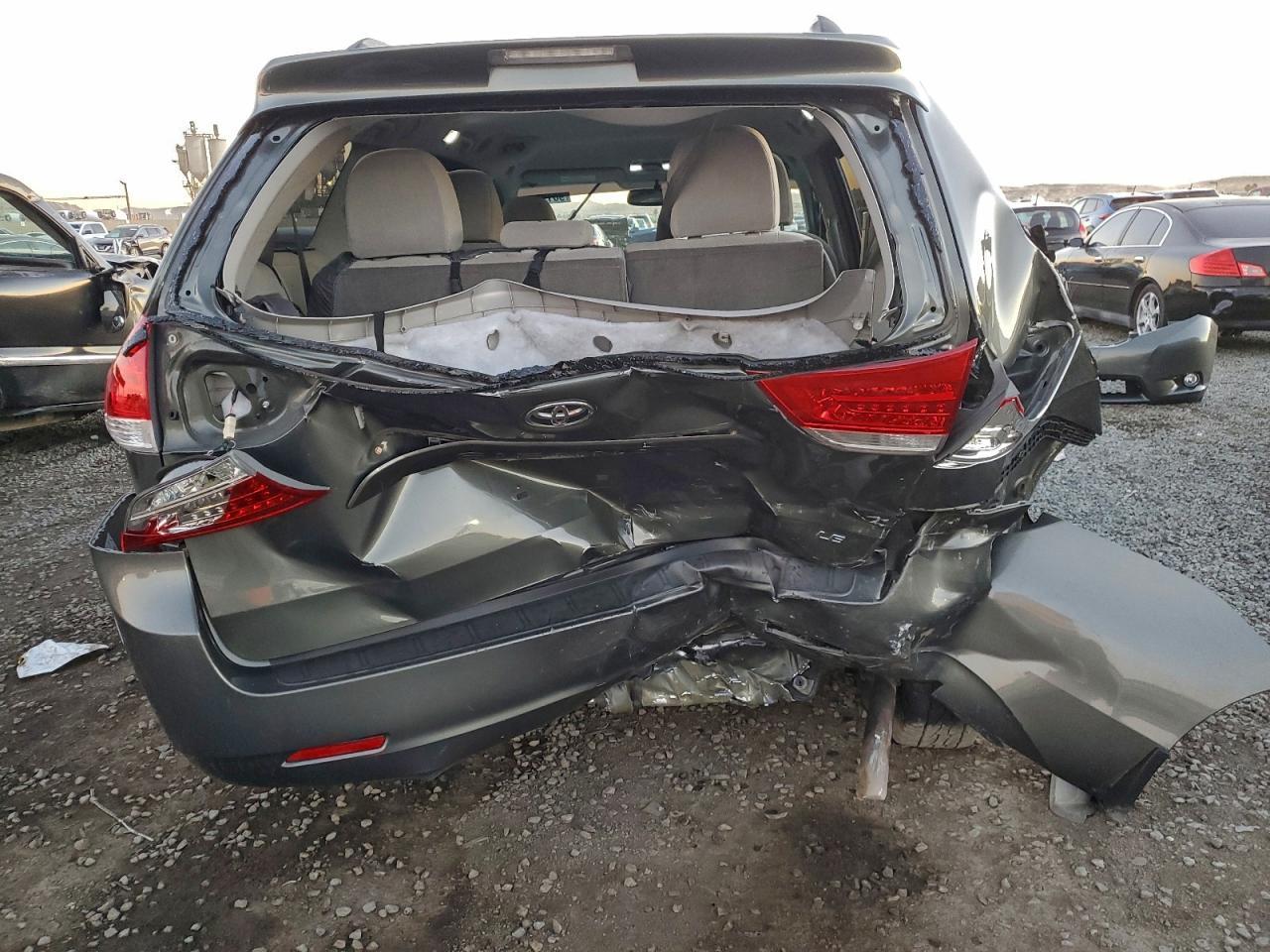 2012 Toyota Sienna Le - Image 6