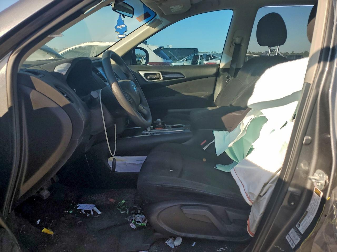 2015 Nissan Pathfinder S - Image 7