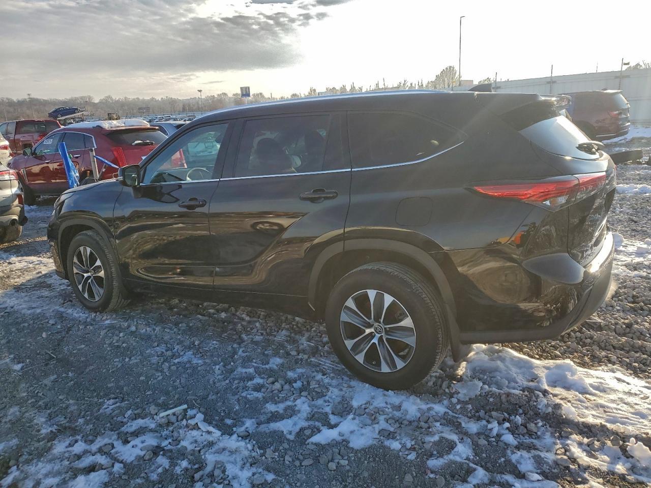 2021 Toyota Highlander Xle - Image 2