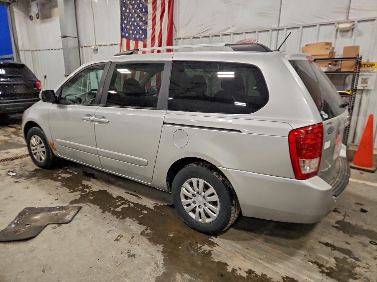 2012 Kia Sedona - Фото 2