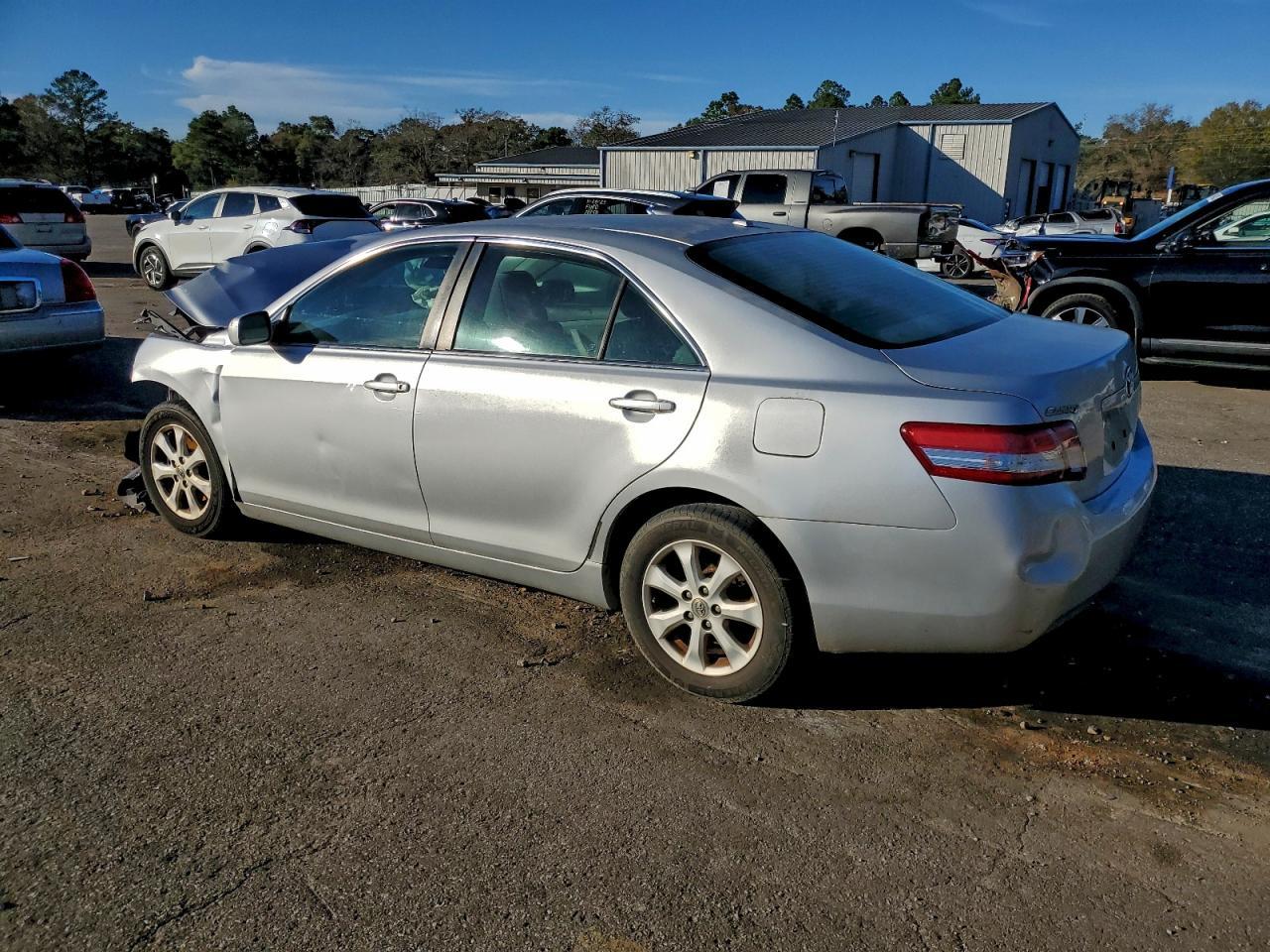 2010 Toyota Camry Base - Фото 2