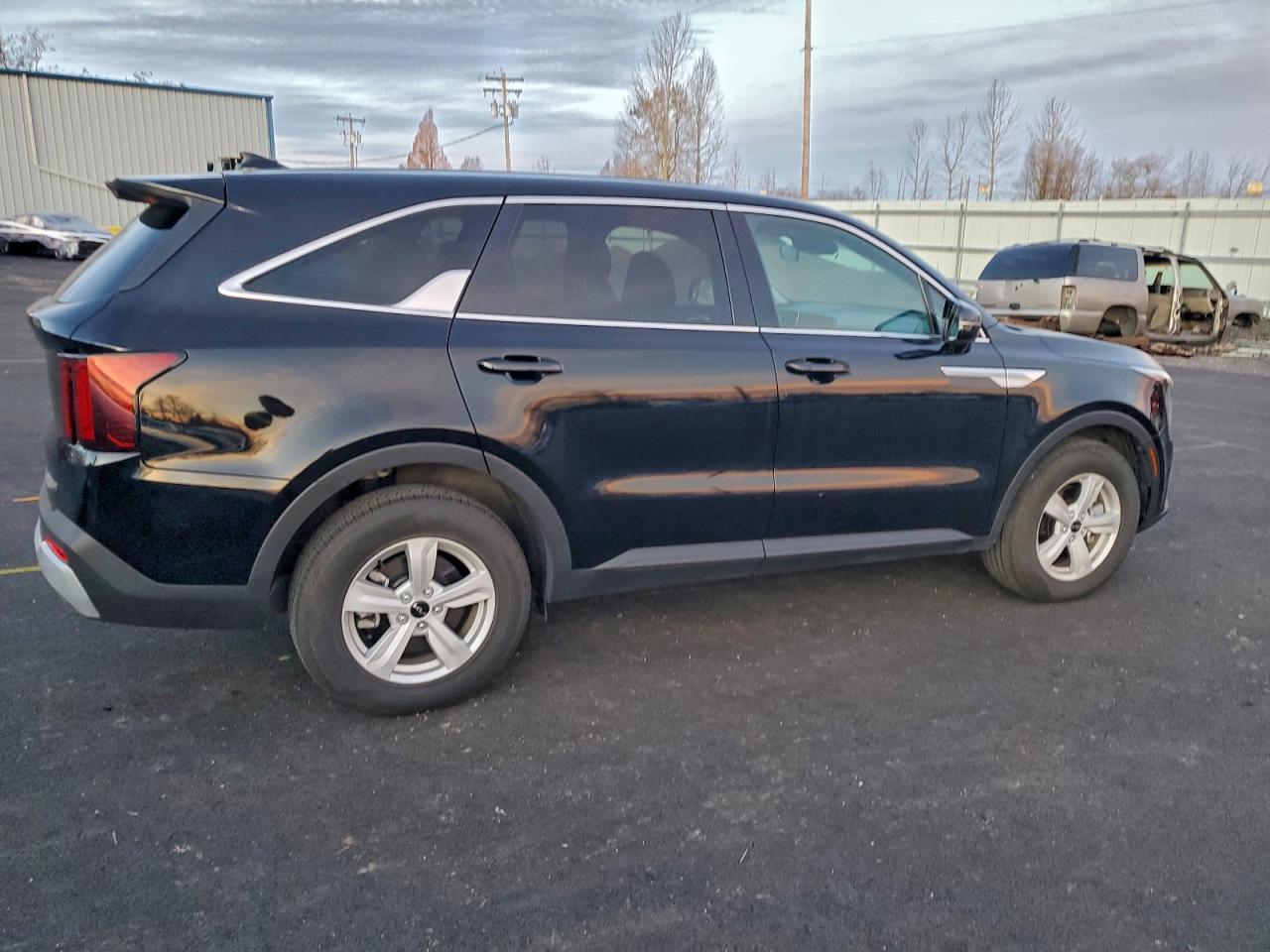 2025 Kia Sorento Lx - Image 3