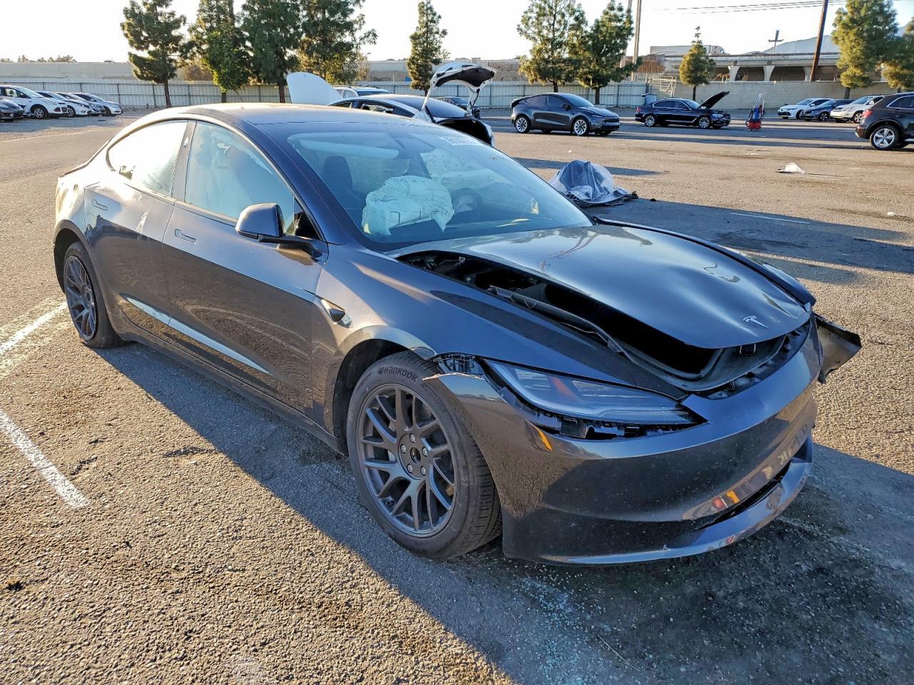 2025 Tesla Model 3 - Фото 4