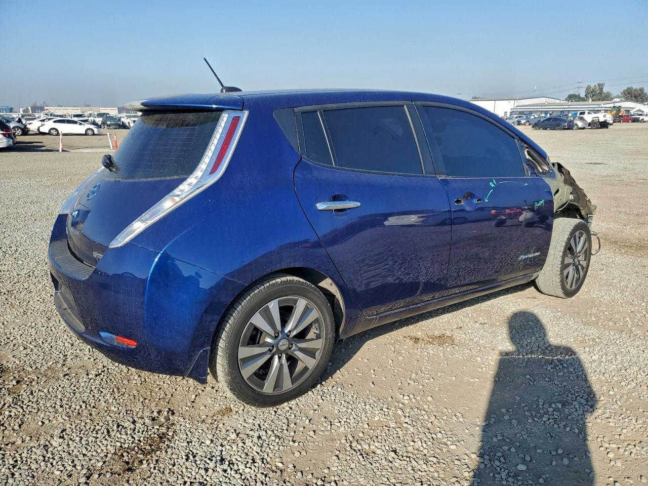 2017 Nissan Leaf S - Image 3