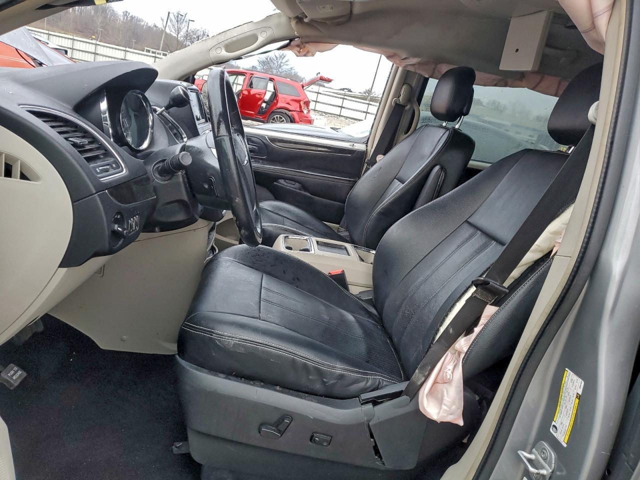 2013 Chrysler Town & Country Touring - Image 7