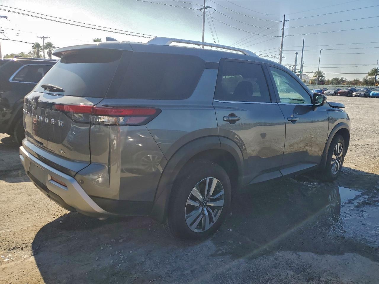 2025 Nissan Pathfinder Sl - Image 3