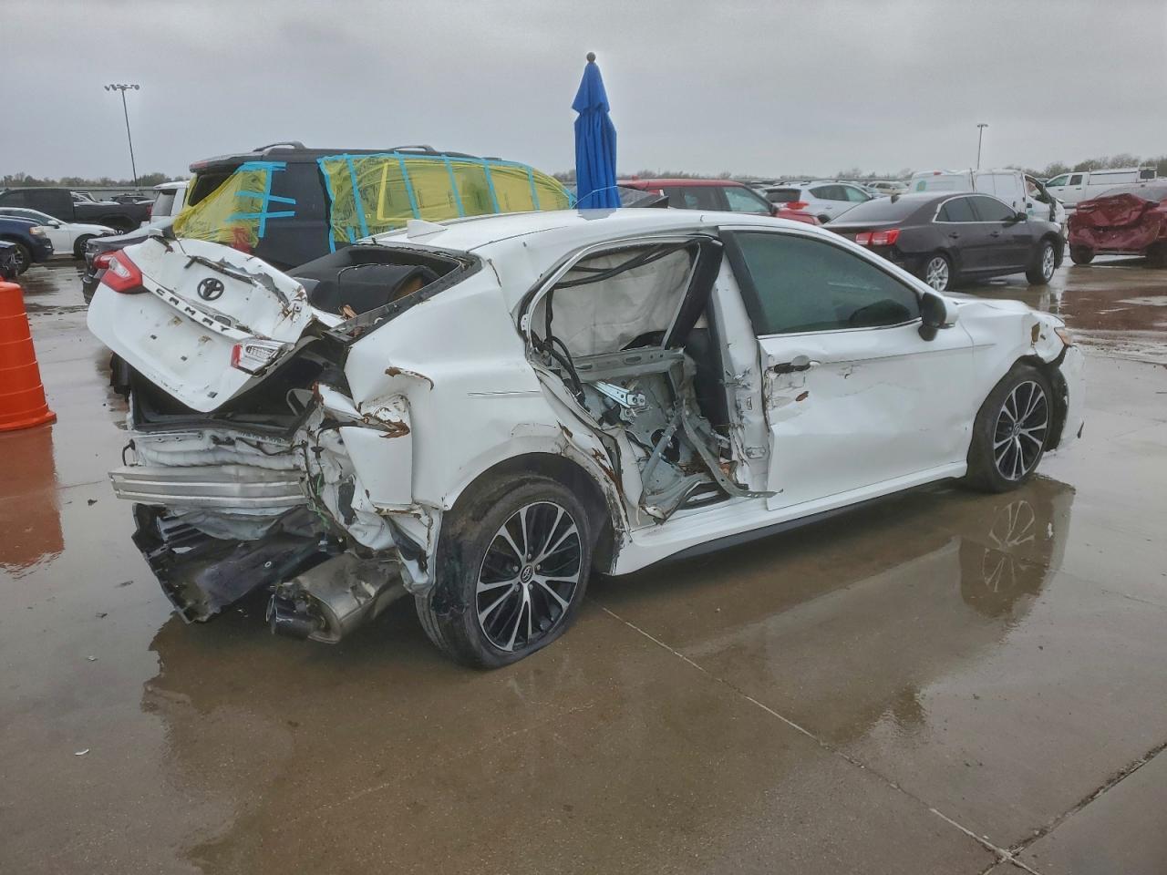2020 Toyota Camry Se - Image 3