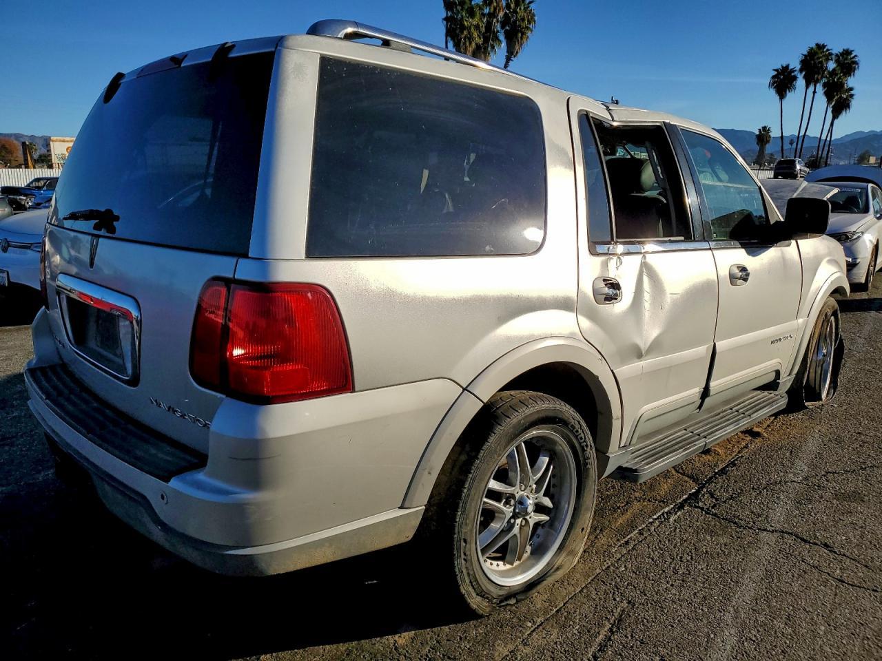 2003 Lincoln Navigator - Image 3