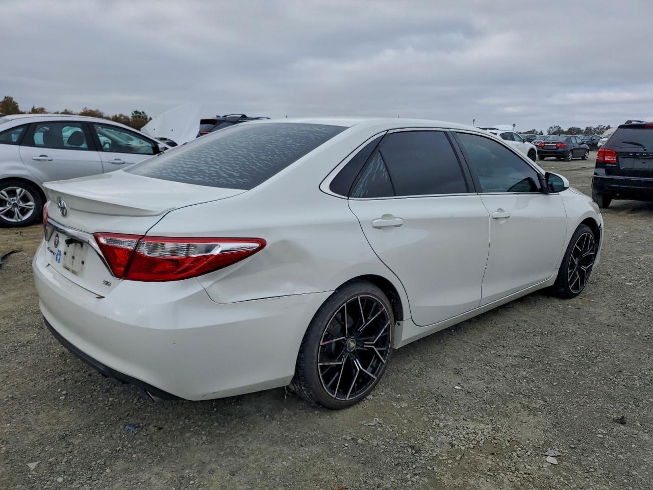 2015 Toyota Camry Le - Фото 3