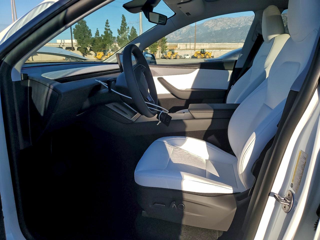 2026 Tesla Model Y - Фото 7