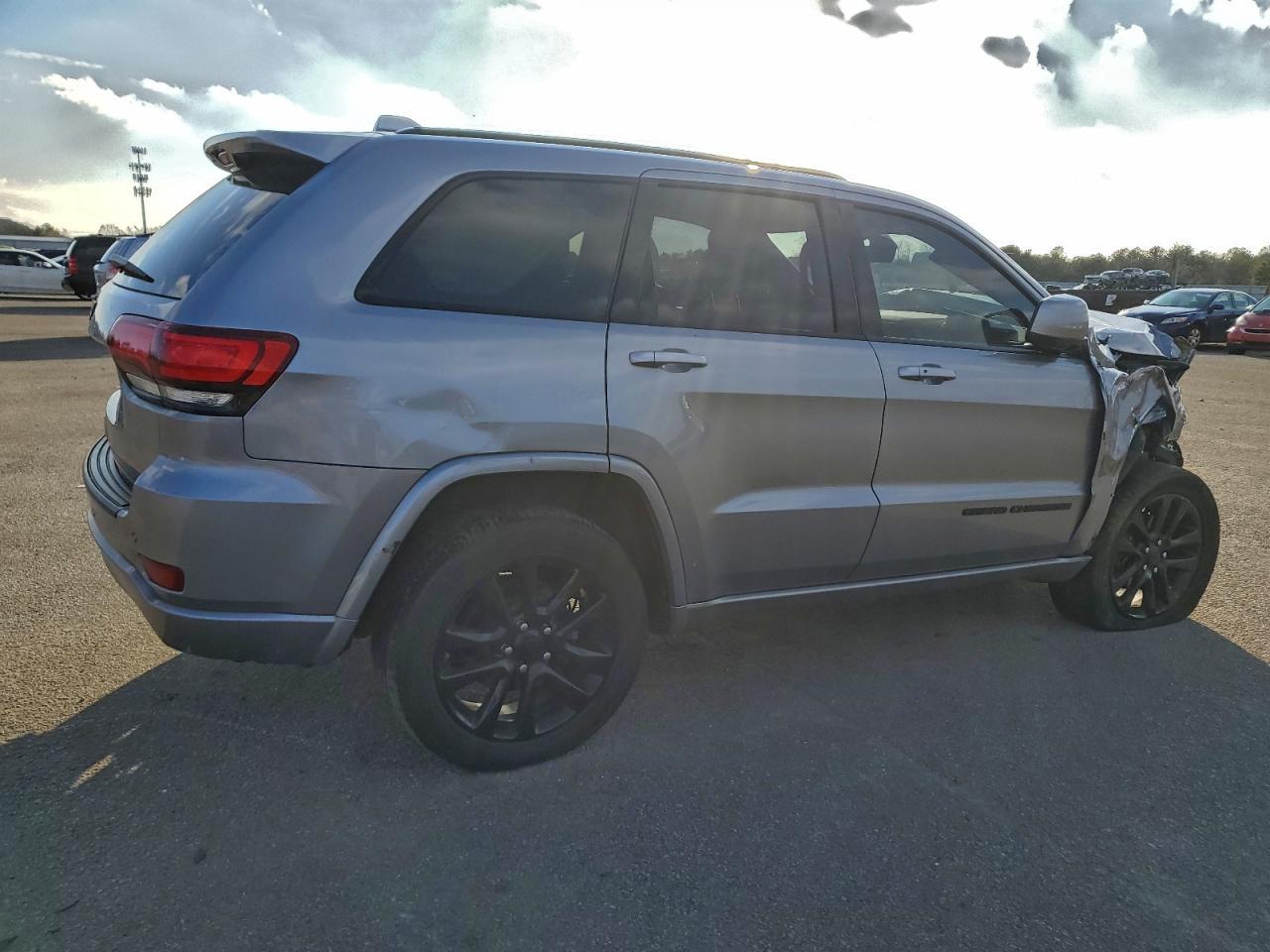 2019 Jeep Grand Cherokee Laredo - Image 3