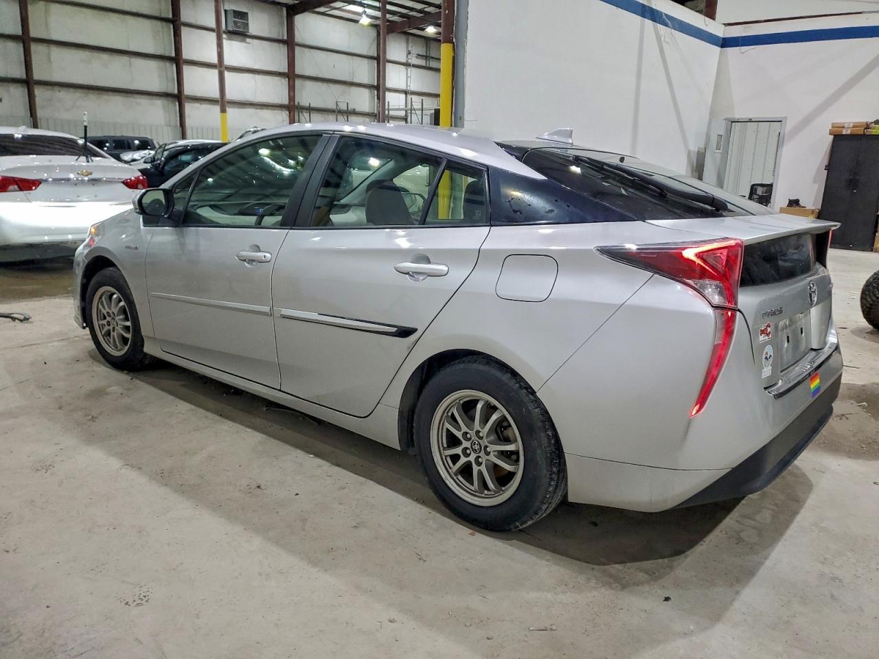 2016 Toyota Prius Two - Фото 2