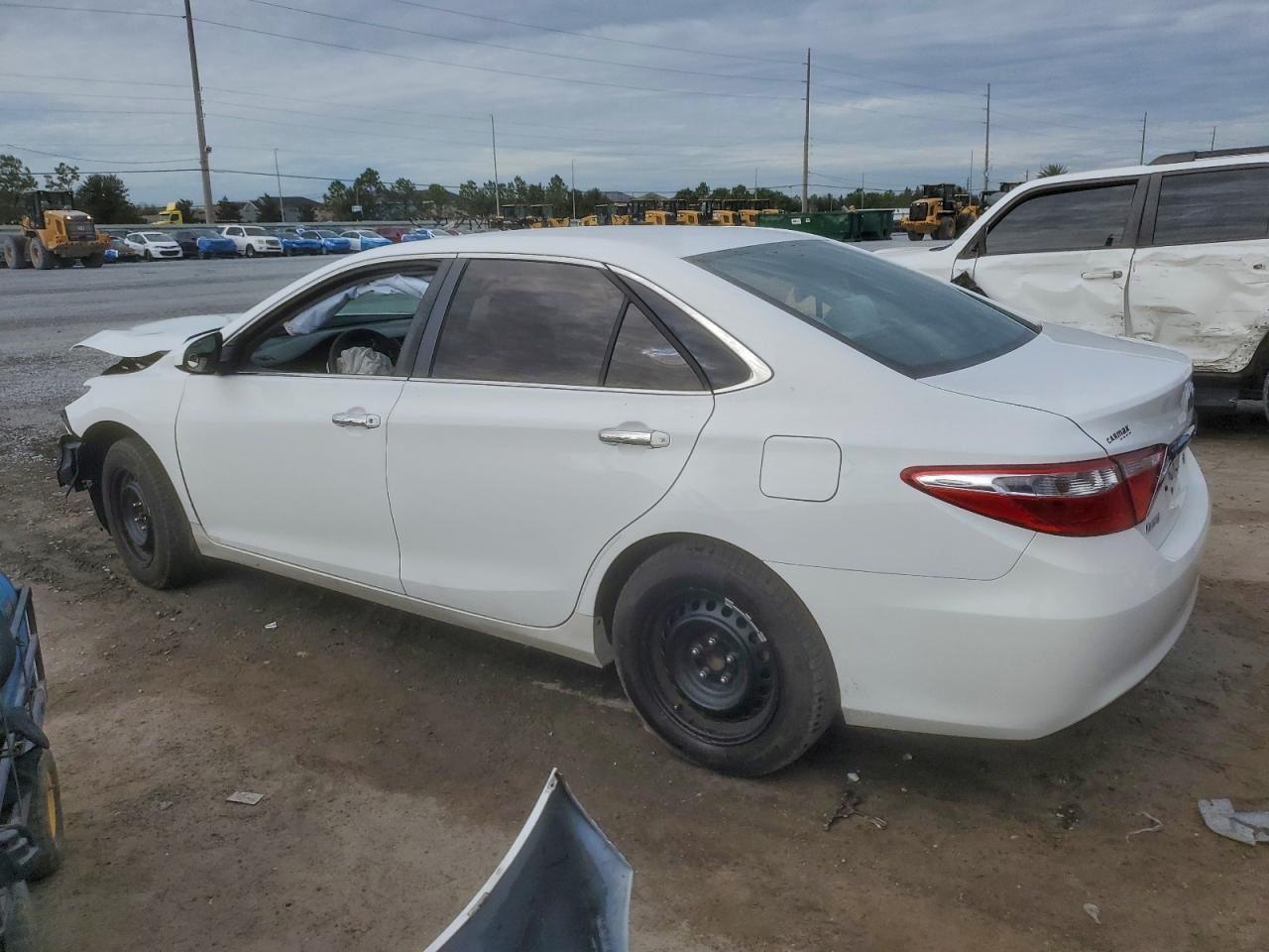 2017 Toyota Camry Le - Фото 2