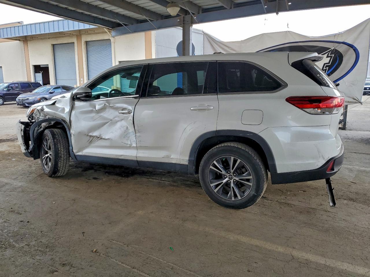 2019 Toyota Highlander Le - Фото 2