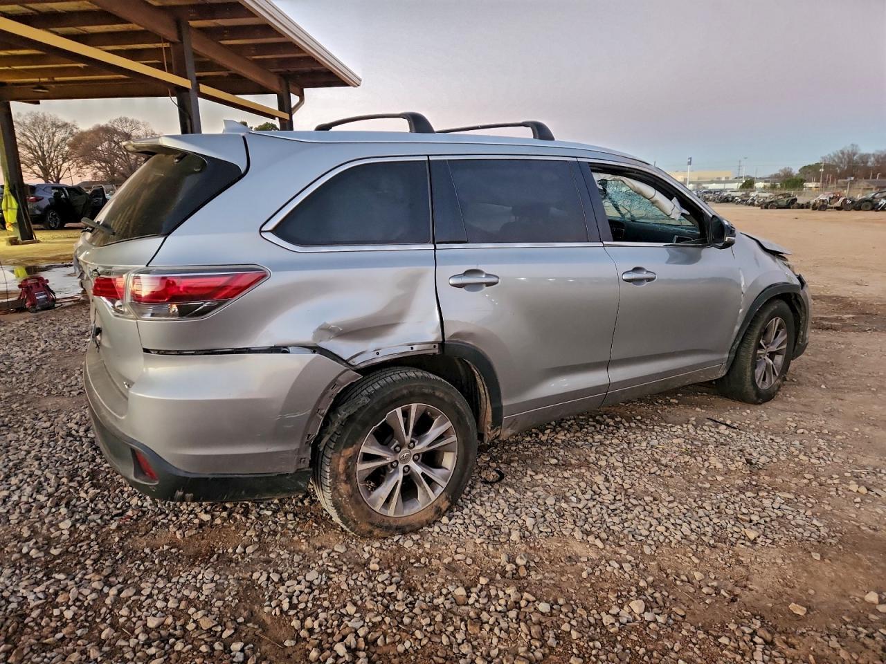 2015 Toyota Highlander Xle - Image 3