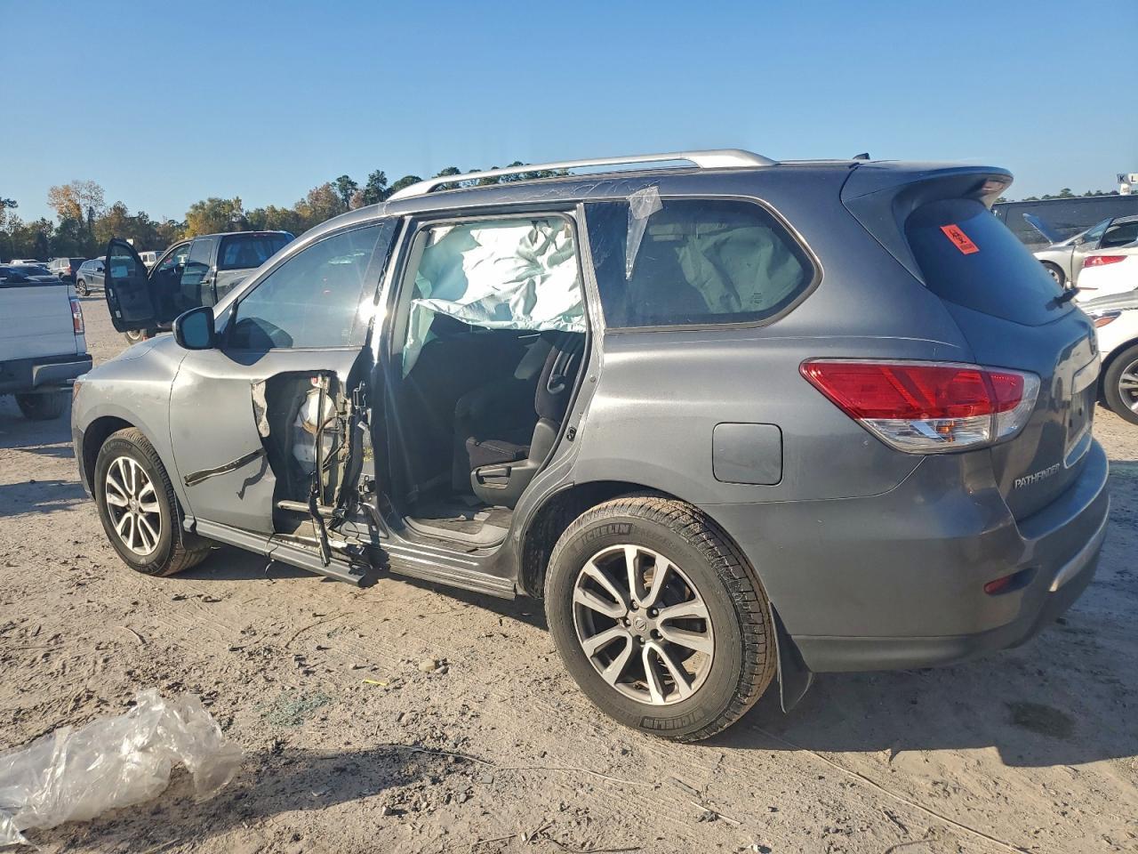 2015 Nissan Pathfinder S - Image 2