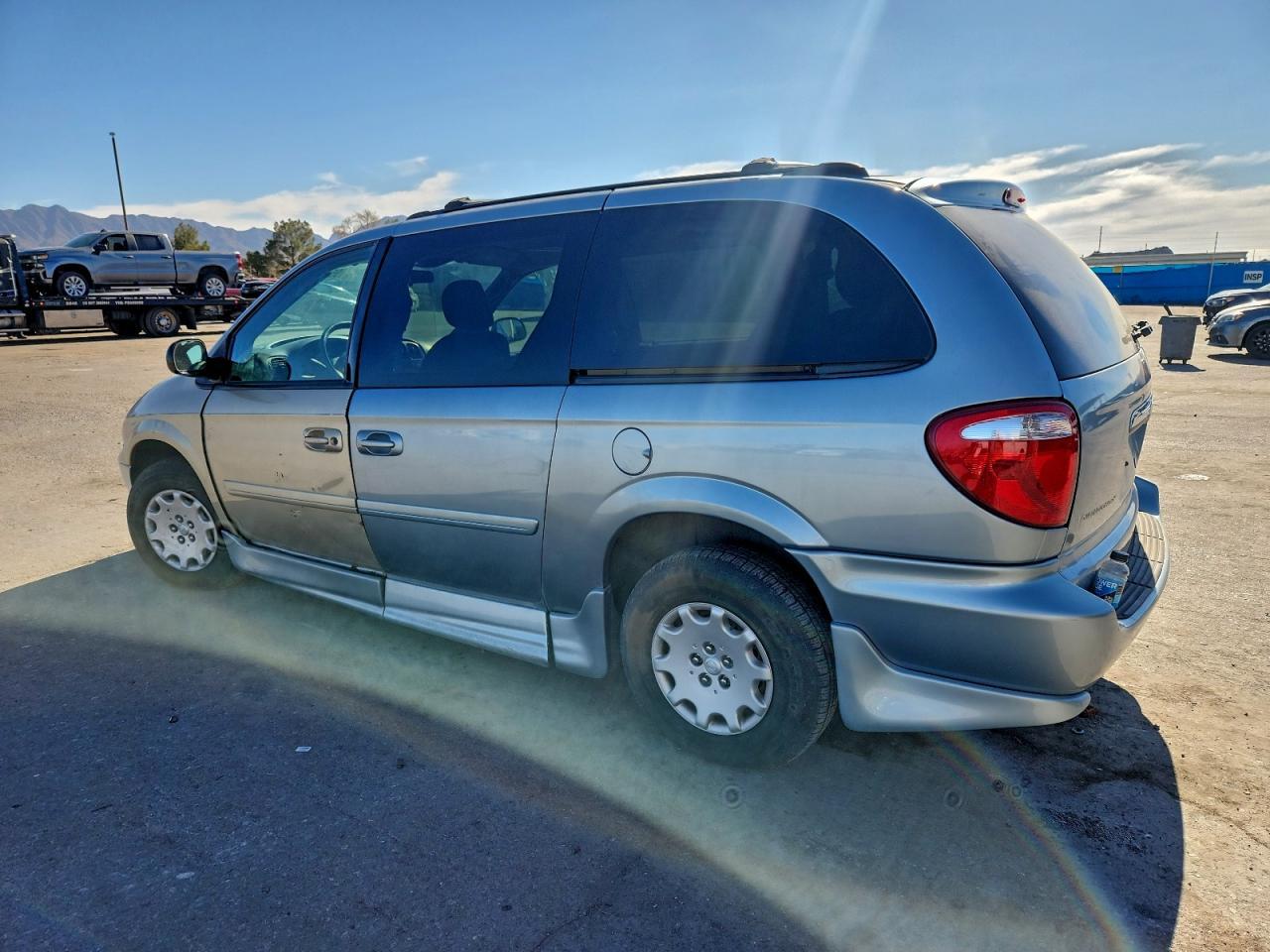 2004 Chrysler Town & Country Lx - Image 2