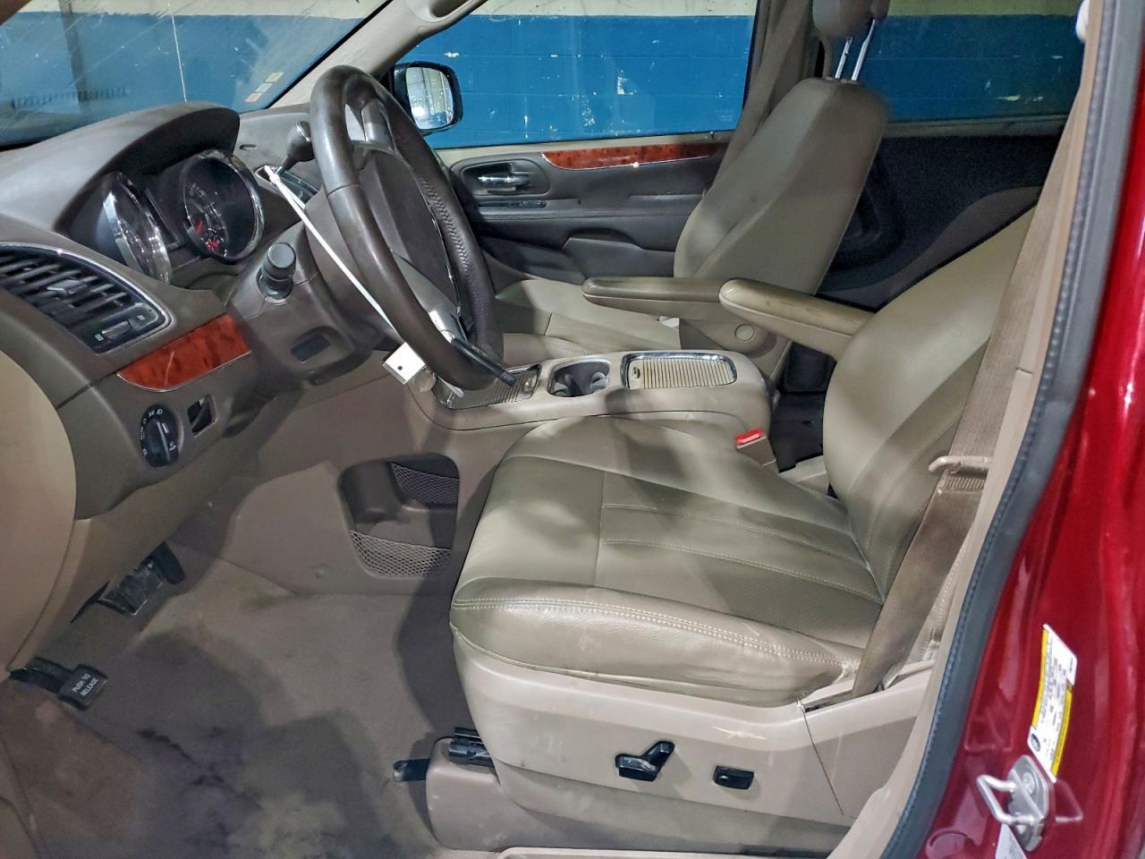 2015 Chrysler Town & Country Touring L - Image 7