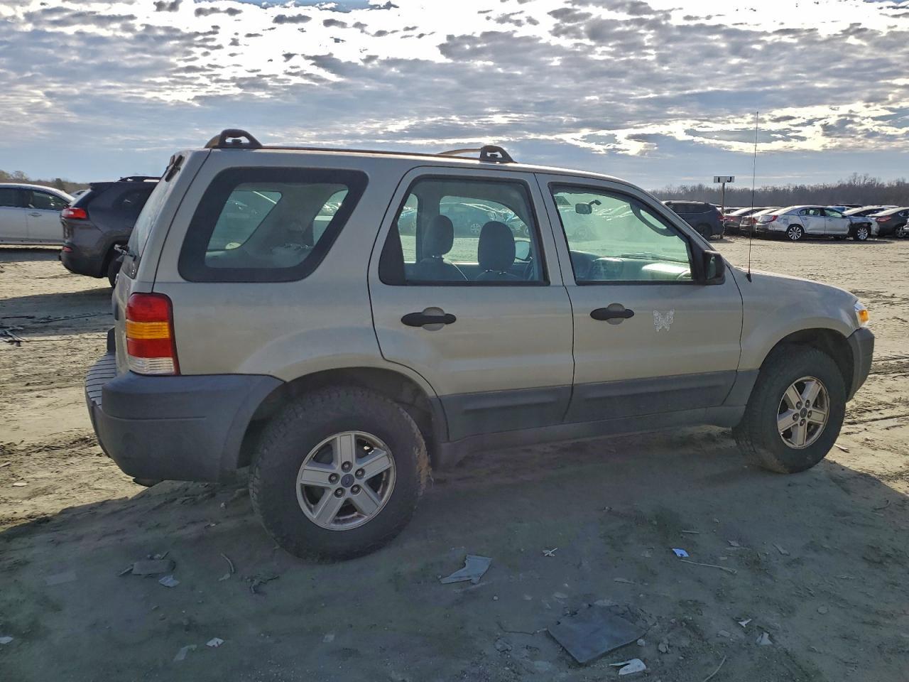 2005 Ford Escape Xls - Фото 3