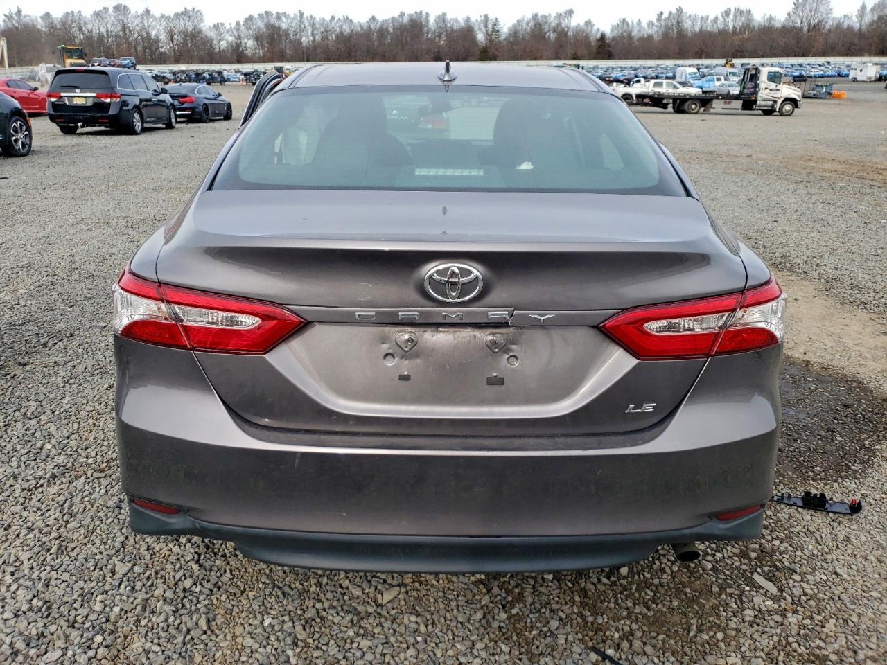 2020 Toyota Camry Le - Фото 6