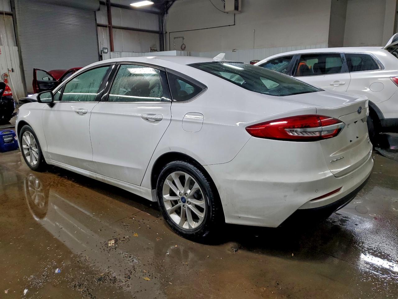 2020 Ford Fusion Se - Фото 2