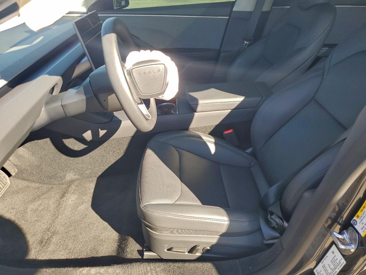2025 Tesla Model 3 - Фото 7