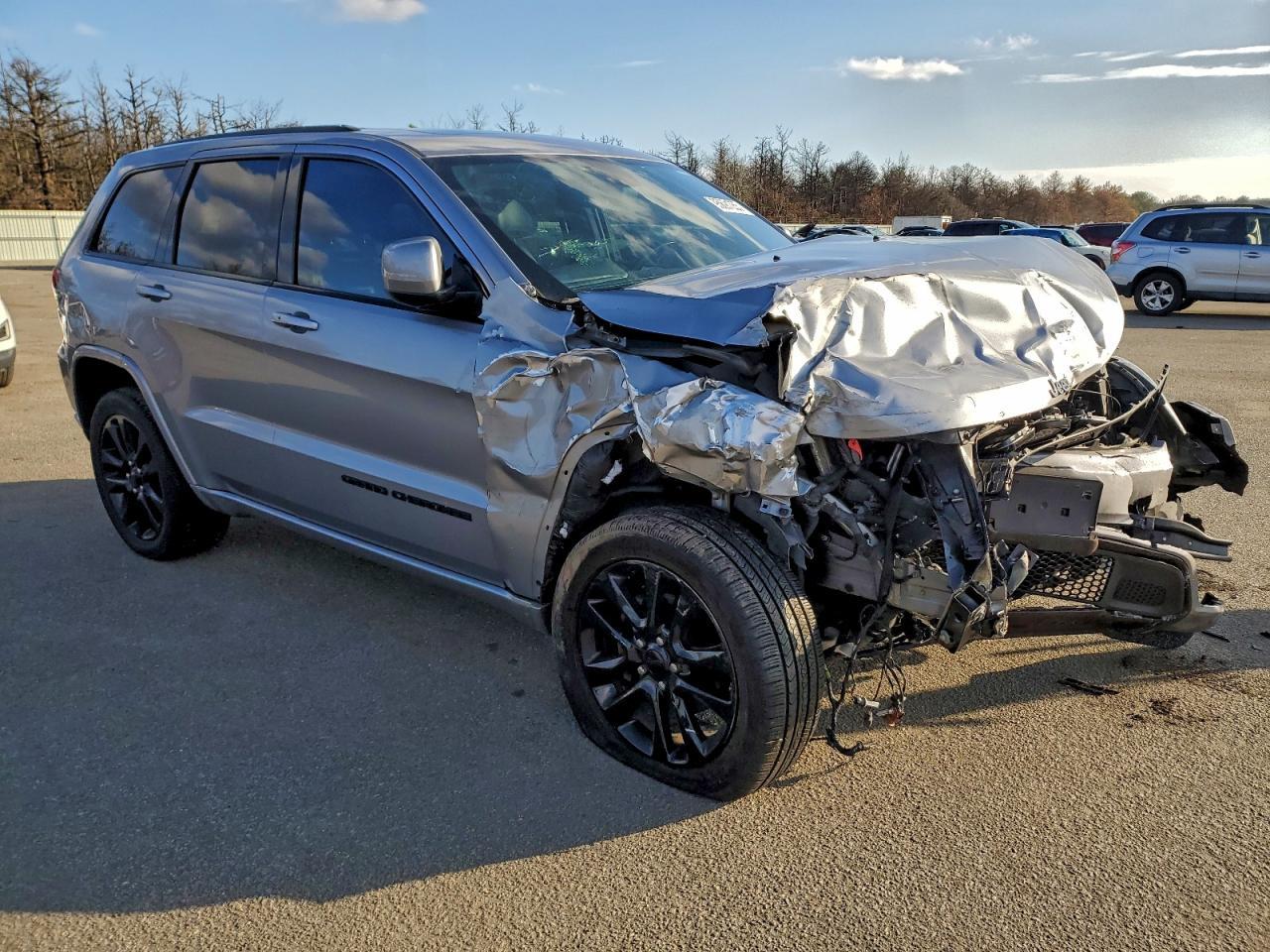 2019 Jeep Grand Cherokee Laredo - Image 4