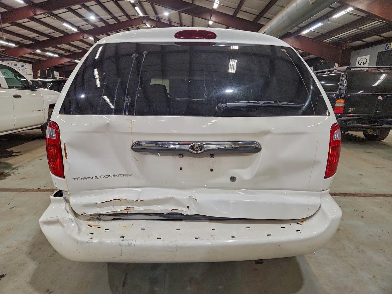 2005 Chrysler Town & Country - Image 6