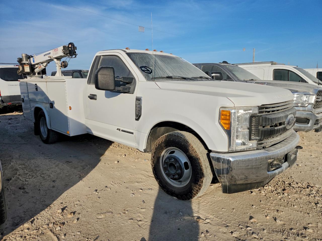 2017 Ford F350 Utility / Service Truck - Фото 4