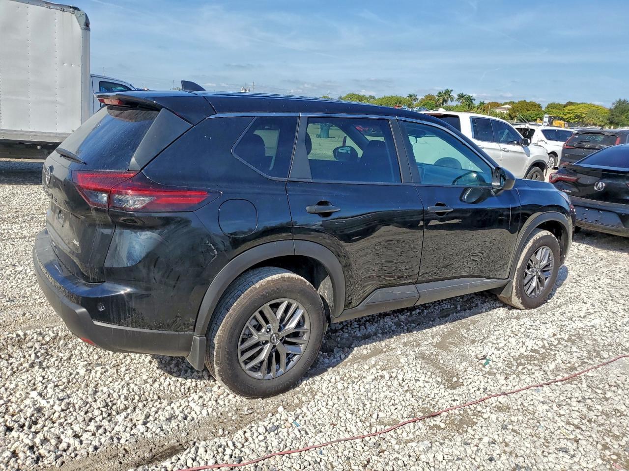 2025 Nissan Rogue S - Фото 3