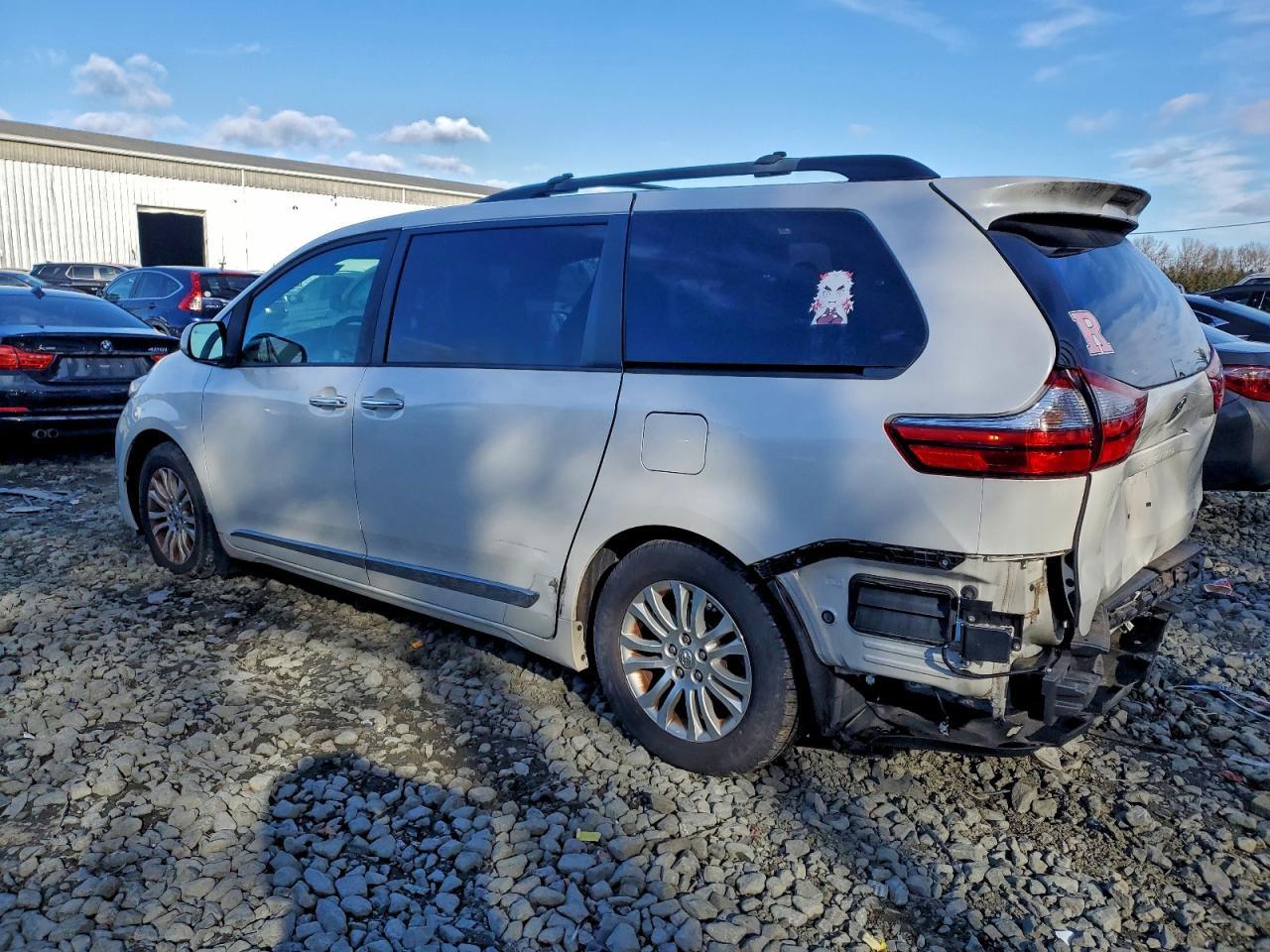 2016 Toyota Sienna Xle - Фото 2