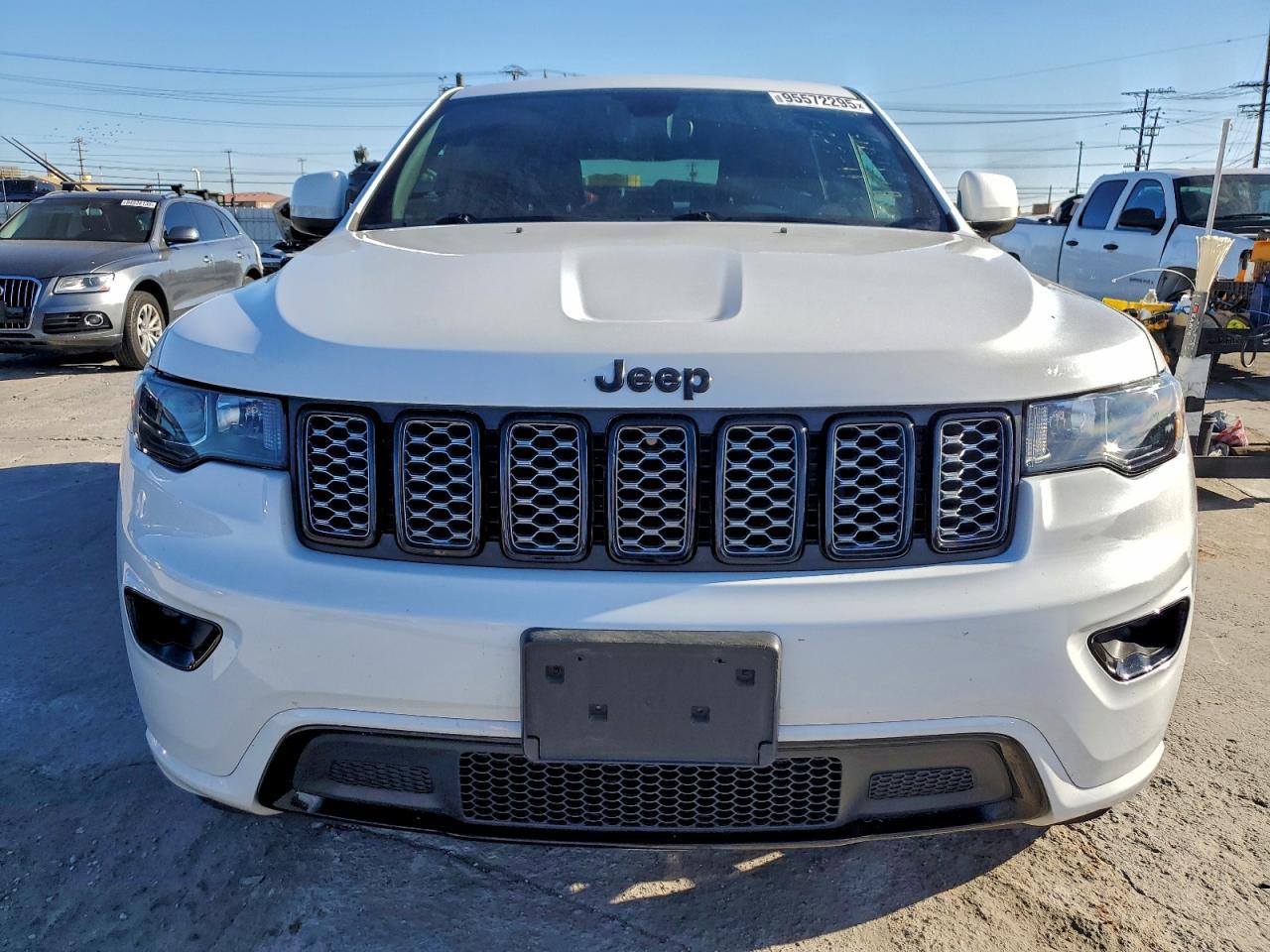 2020 Jeep Grand Cherokee Laredo - Image 5