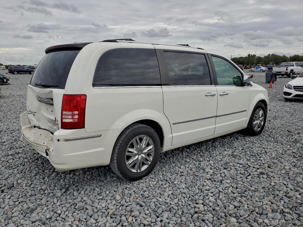 2010 Chrysler Town & Country Limited - Фото 3