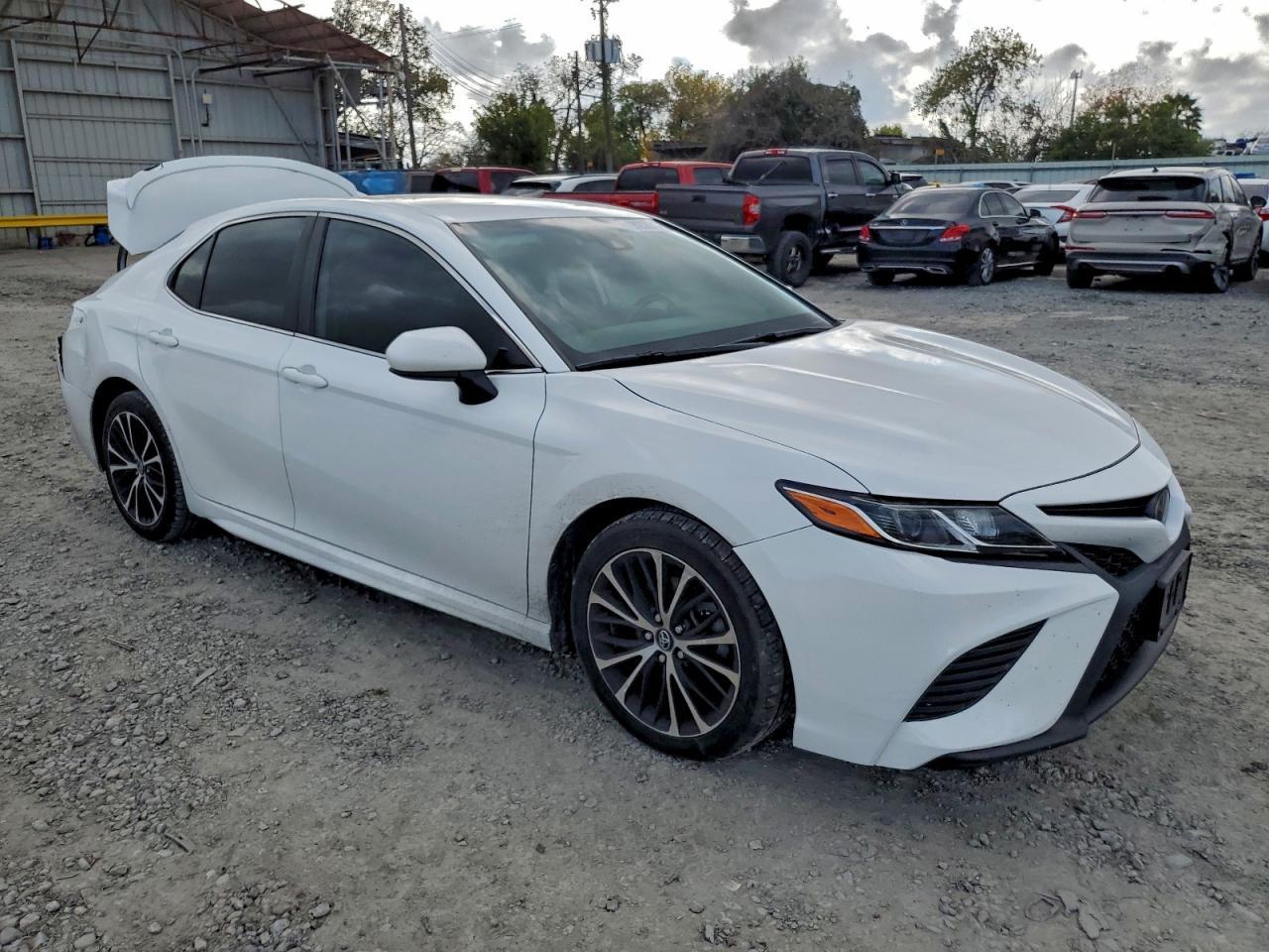 2020 Toyota Camry Se - Фото 4