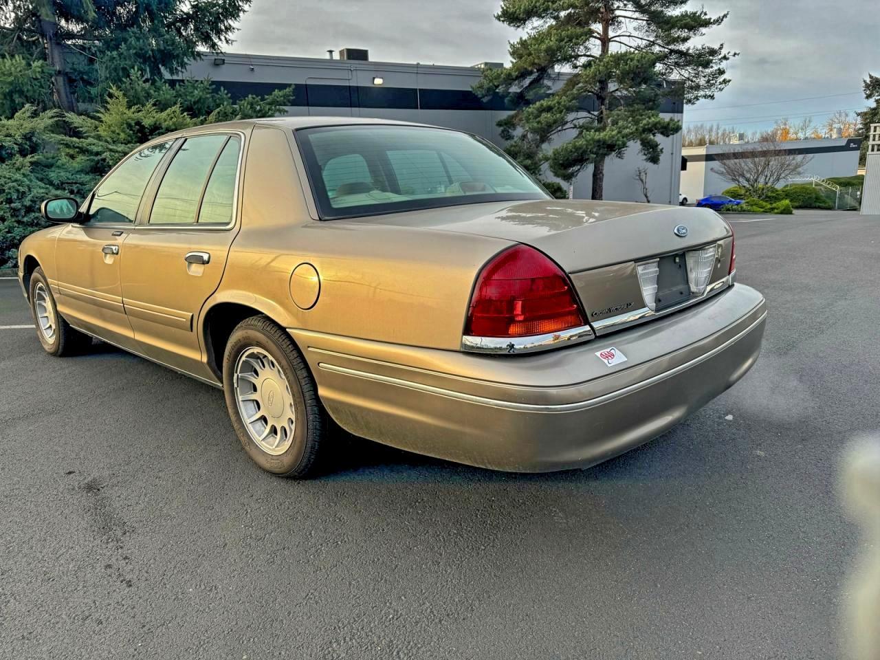 2001 Ford Crown Victoria Lx - Image 3