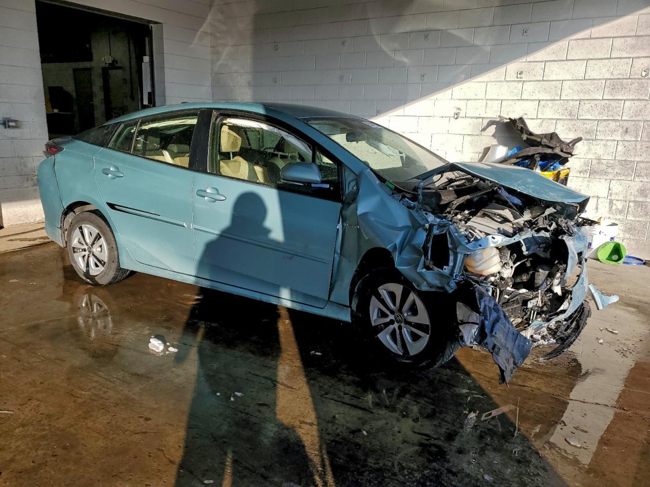 2016 Toyota Prius Three - Фото 4