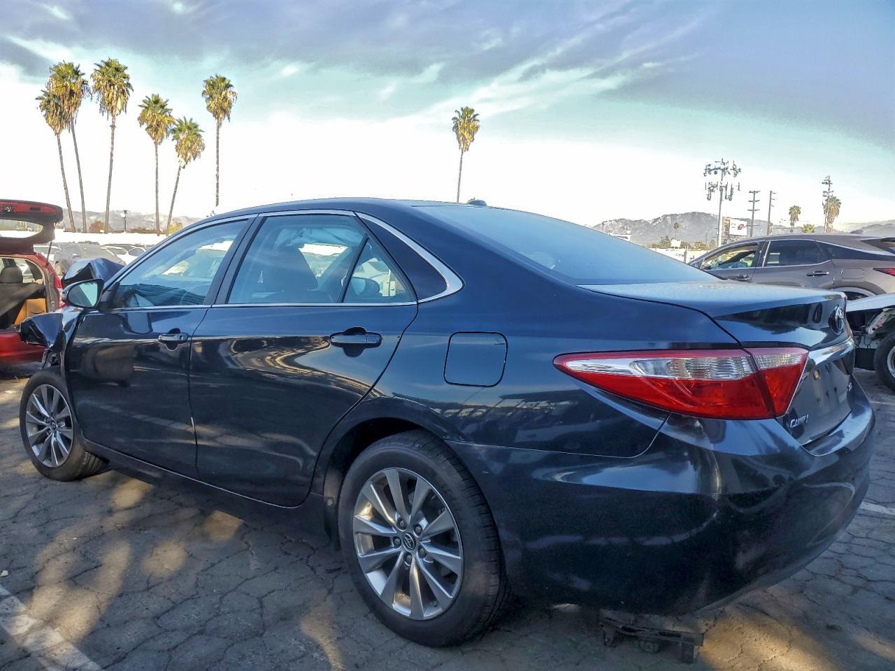 2015 Toyota Camry Le - Фото 2