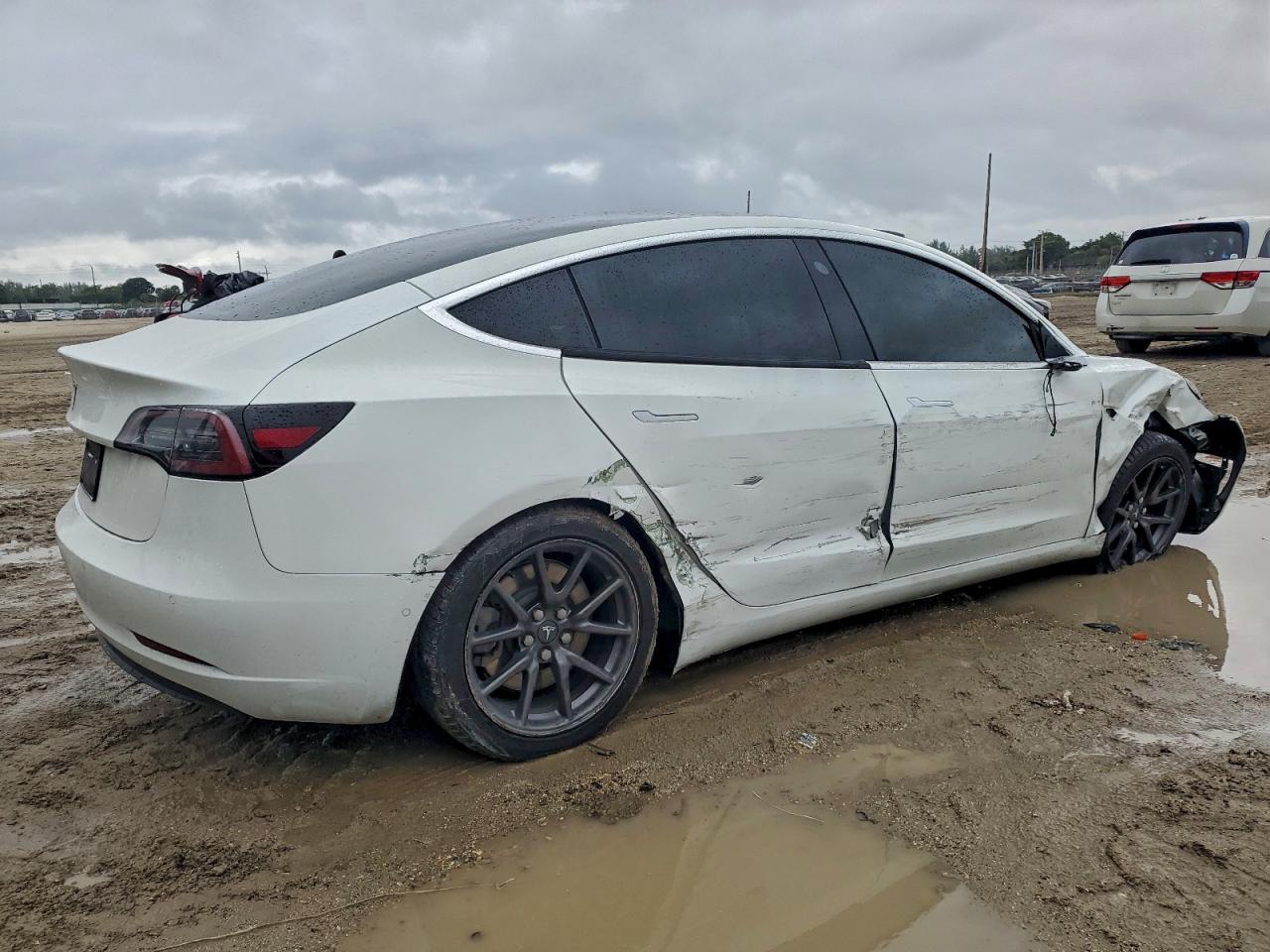 2020 Tesla Model 3 - Фото 3